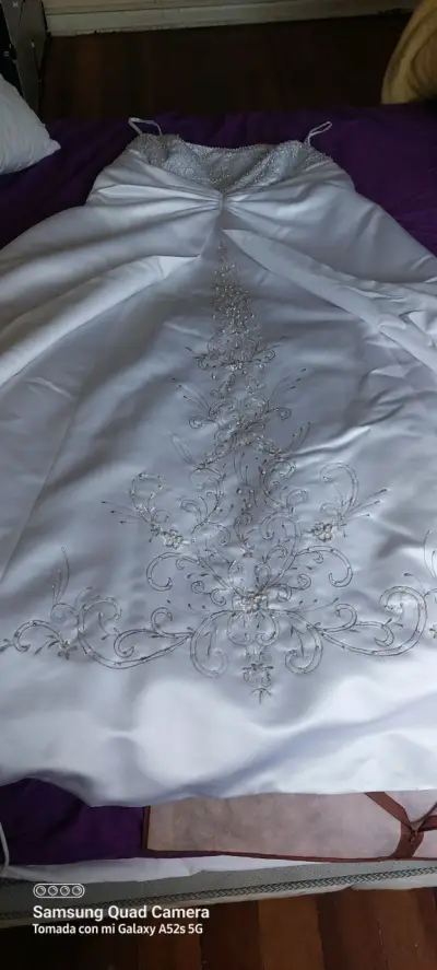 Vestido de novia blanco con bordado elegante - miniatura 3