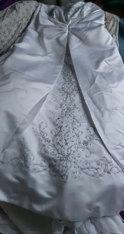 Vestido de novia blanco con bordado elegante - miniatura 4