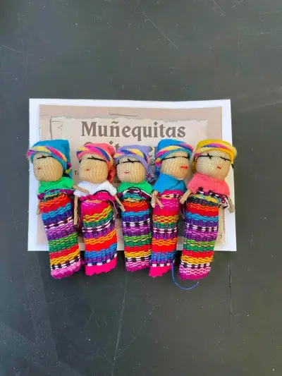 Muñequitas QUITAPENAS tela artesanales coloridas - miniatura 1