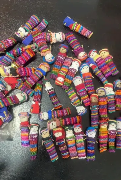 Muñequitas QUITAPENAS tela artesanales coloridas - miniatura 2