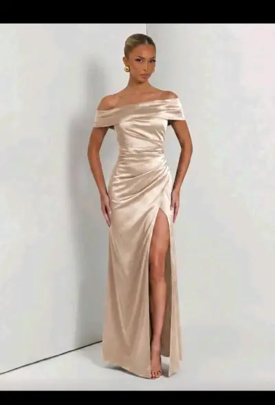 Vestido largo de fiesta dorado con hombros descubiertos - miniatura 2