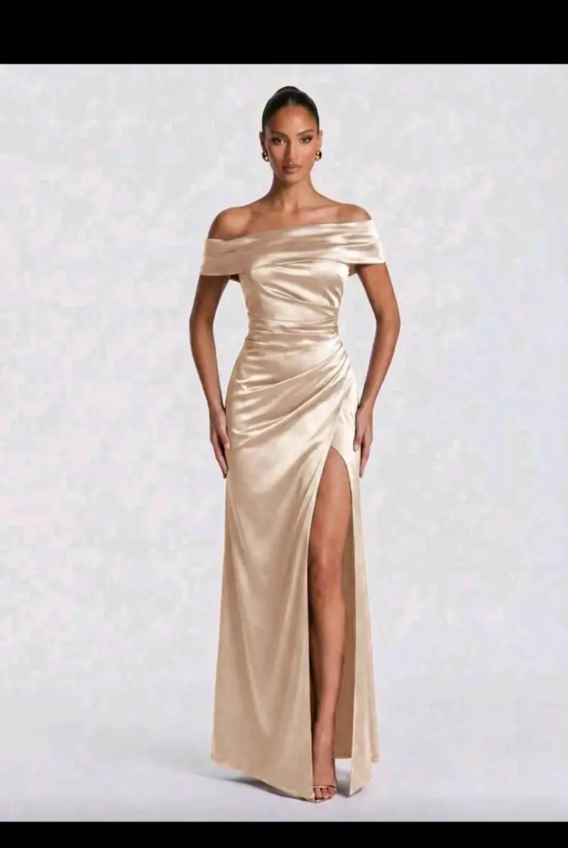 Vestido largo de fiesta dorado con hombros descubiertos - 3