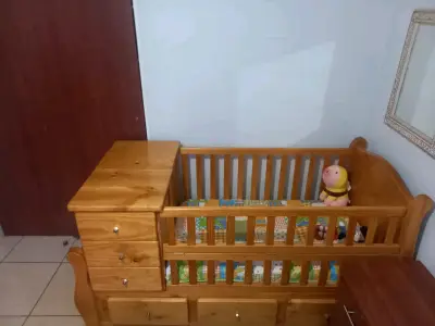 Cuna de madera raulí con cajonera integrada - miniatura 1