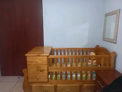 Cuna de madera raulí con cajonera integrada - miniatura 3