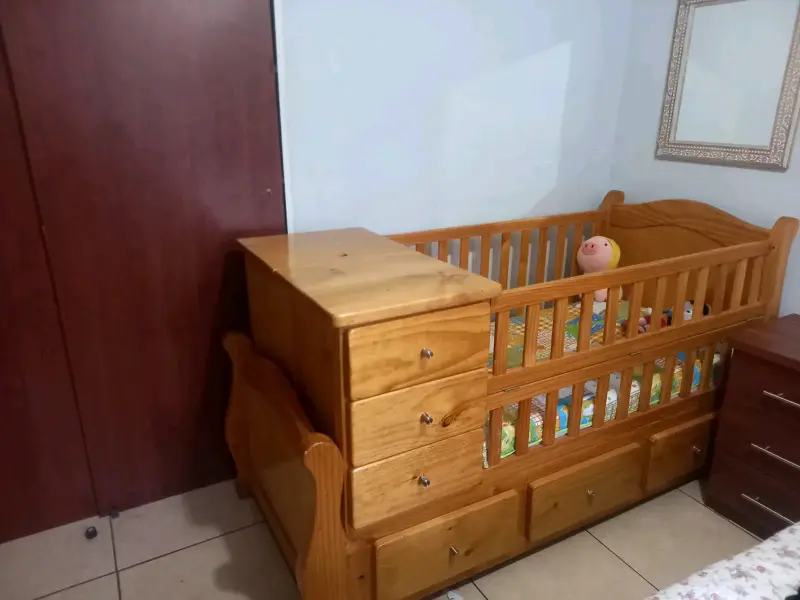 Cuna de madera raulí con cajonera integrada - 4
