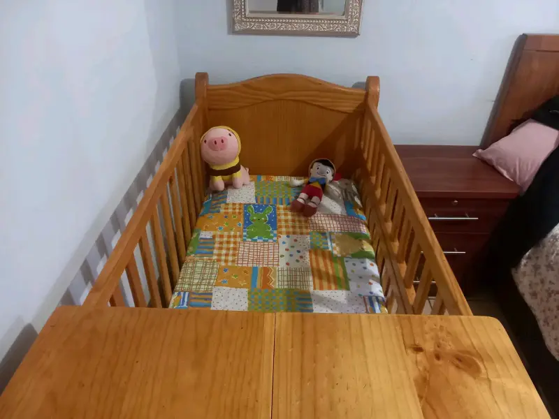 Cuna de madera raulí con cajonera integrada - 5