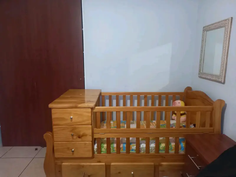 Cuna de madera raulí con cajonera integrada - 6