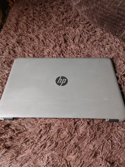 Laptop HP con procesador Intel Core i3 - miniatura 1