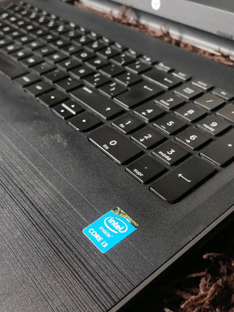 Laptop HP con procesador Intel Core i3 - 3