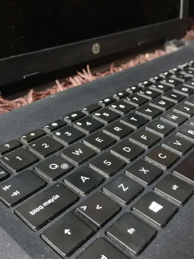 Laptop HP con procesador Intel Core i3 - miniatura 4