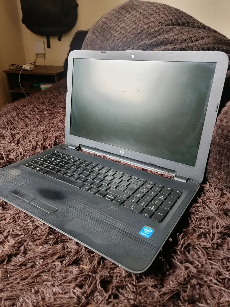 Laptop HP con procesador Intel Core i3 - 5