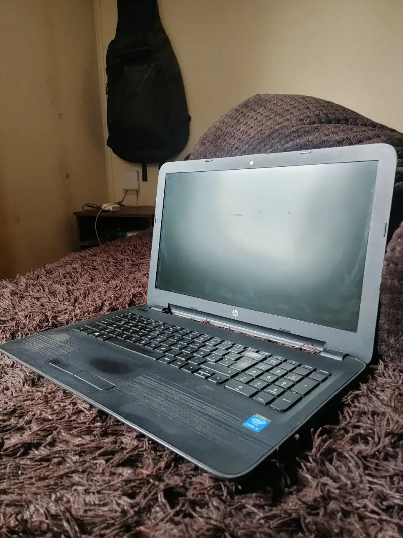 Laptop HP con procesador Intel Core i3 - 6
