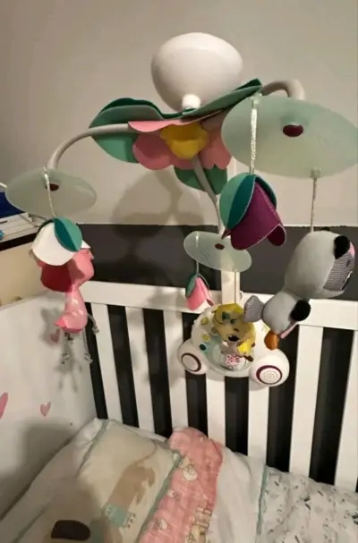 Móvil musical para cuna Tiny Love con juguetes colgantes - miniatura 3