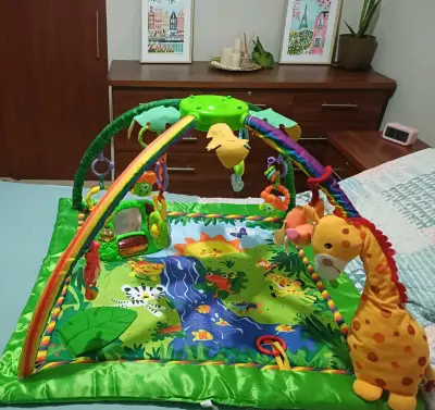 Gimnasio de actividades para bebé con juguetes colgantes - miniatura 1