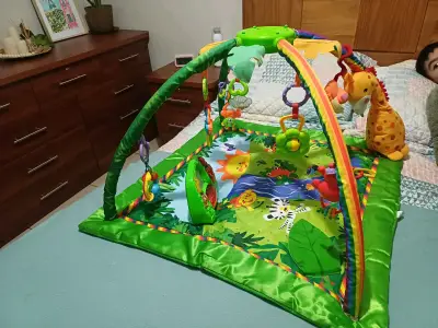 Gimnasio de actividades para bebé con juguetes colgantes - miniatura 4