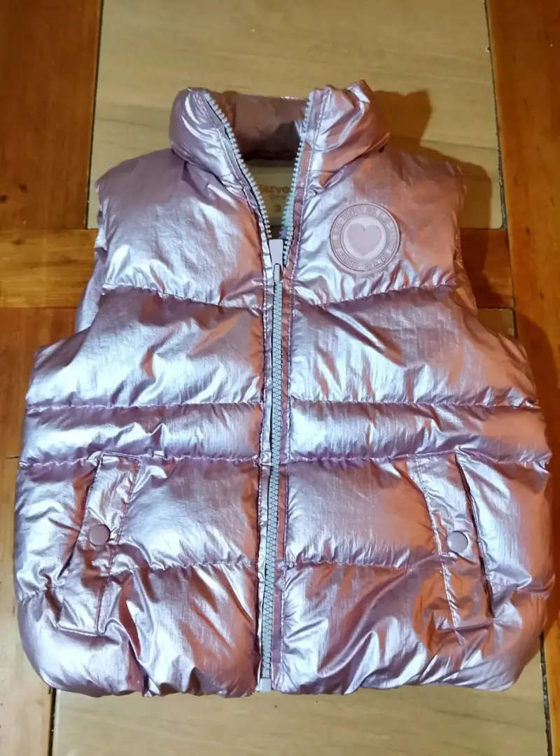 Chaleco acolchado metálico para niña