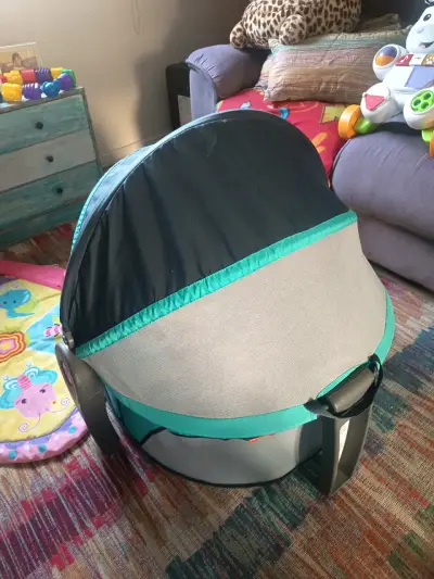 Cuna portátil para bebé con toldo plegable - miniatura 3