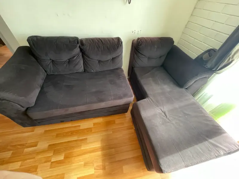 Sofá seccional de tela negra en buen estado - 1