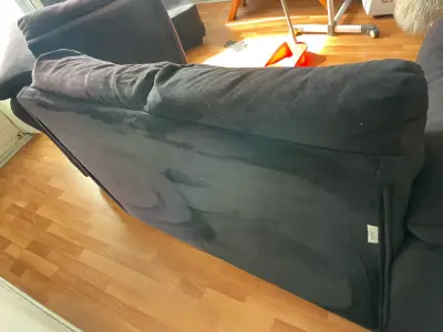 Sofá seccional de tela negra en buen estado - miniatura 3