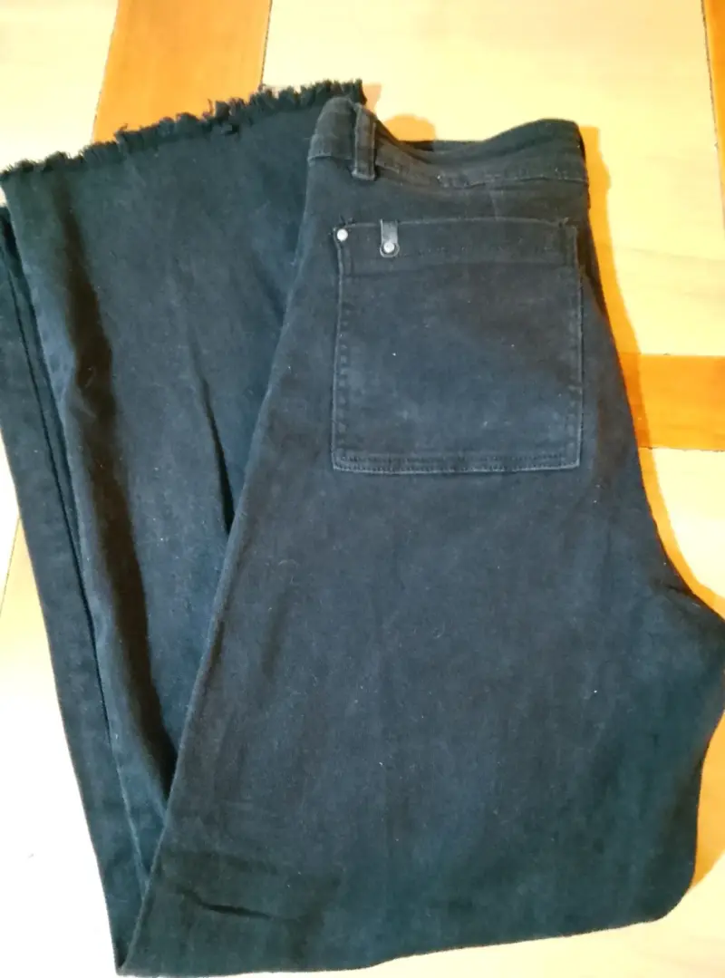Pantalon negro de mezclilla con diseño moderno - 1