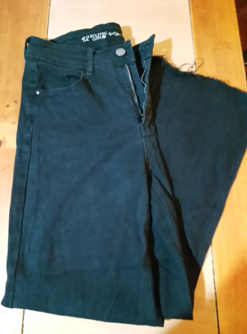 Pantalon negro de mezclilla con diseño moderno - 2