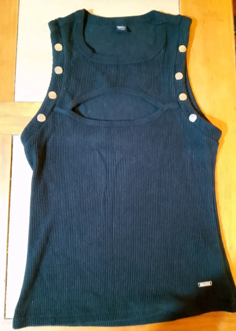 Polera sin mangas negra con botones metálicos