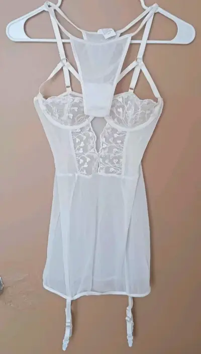 Lencería blanca con encaje floral - miniatura 1