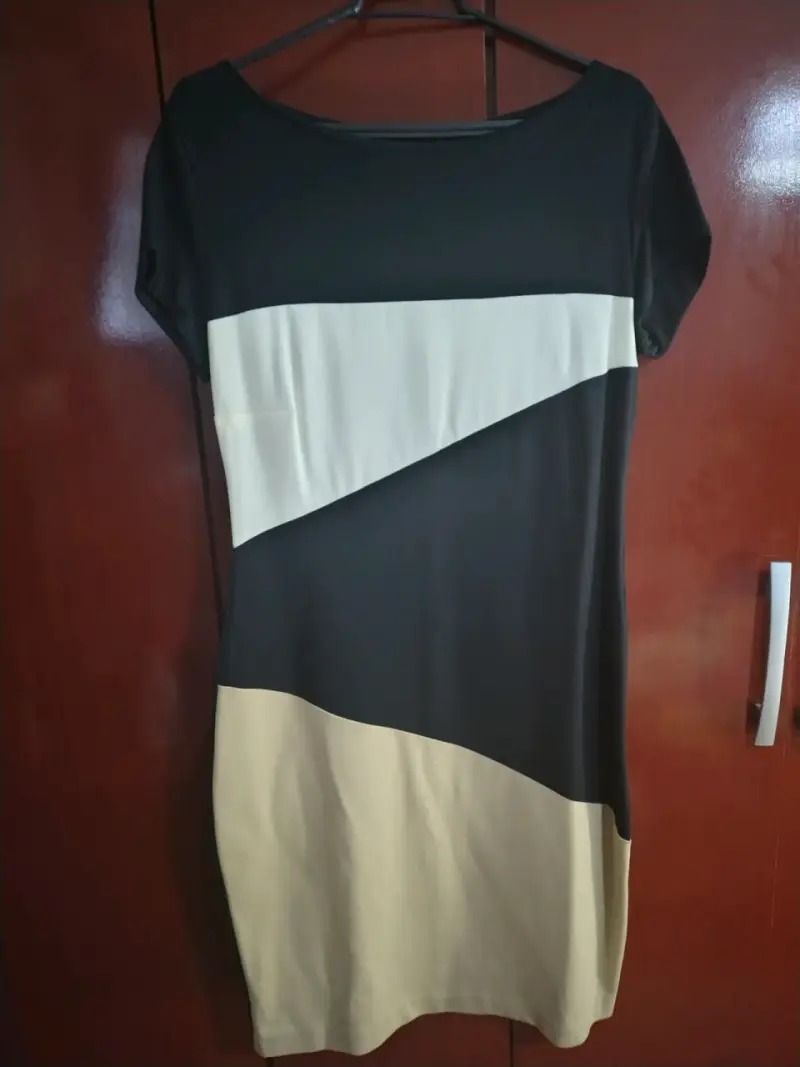 Vestido de mujer con diseño geométrico en negro y beige