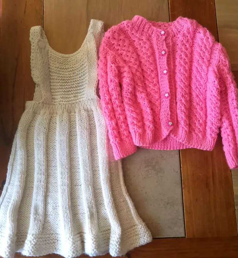 Conjunto de vestido y chaleco tejido para niña