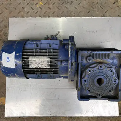 Motor eléctrico trifásico usado en buen estado - miniatura 1