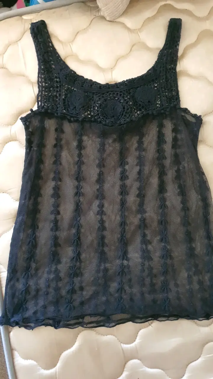 Blusa de encaje negra sin mangas