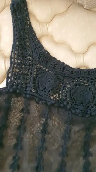 Blusa de encaje negra sin mangas - miniatura 2