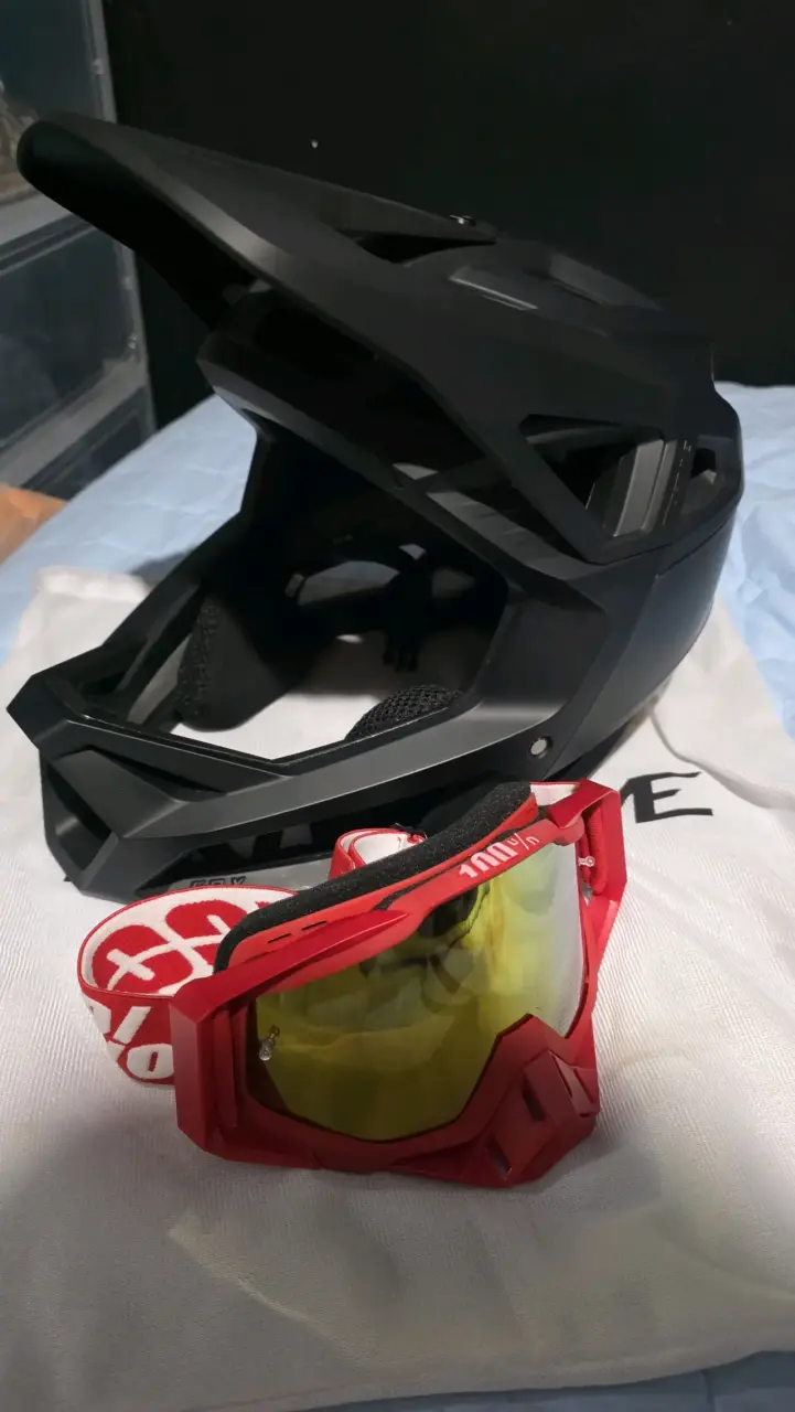 Casco de ciclismo negro Fox con gafas rojas - 1