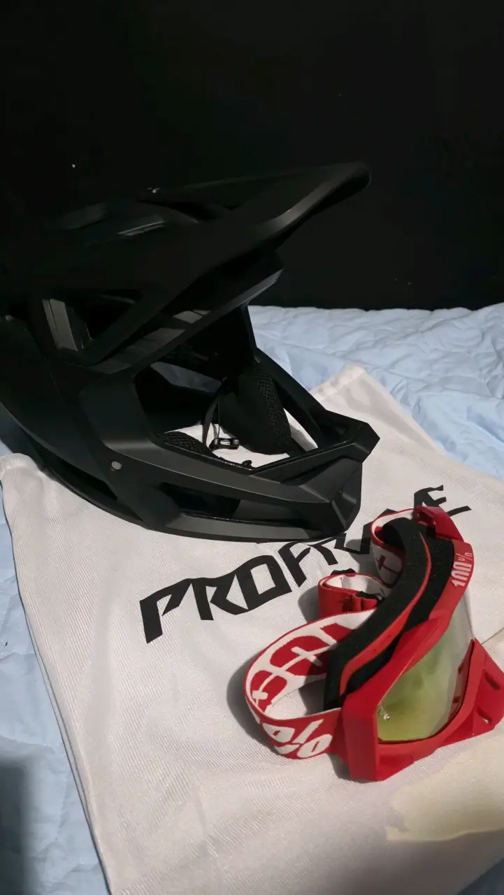 Casco de ciclismo negro Fox con gafas rojas - 2