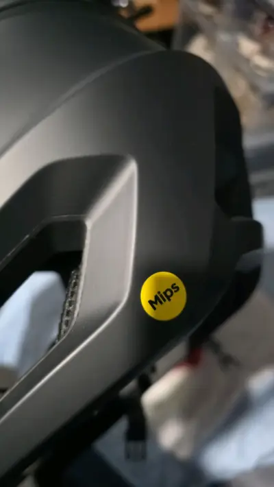 Casco de ciclismo negro Fox  con gafas rojas - miniatura 3
