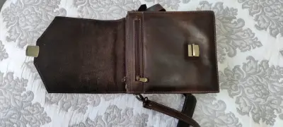 Maletín de cuero marrón con correa ajustable - miniatura 3