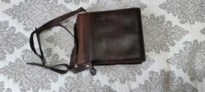 Maletín de cuero marrón con correa ajustable - miniatura 4