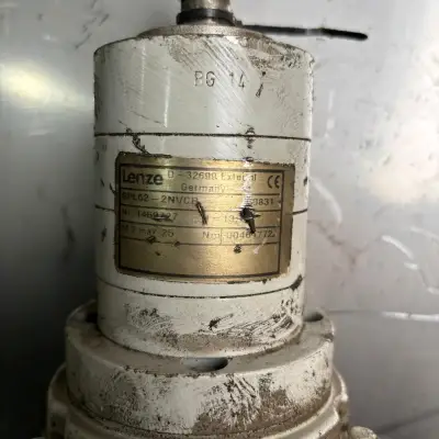 Motorreductor Lenze SPL62 usado en buen estado - miniatura 2