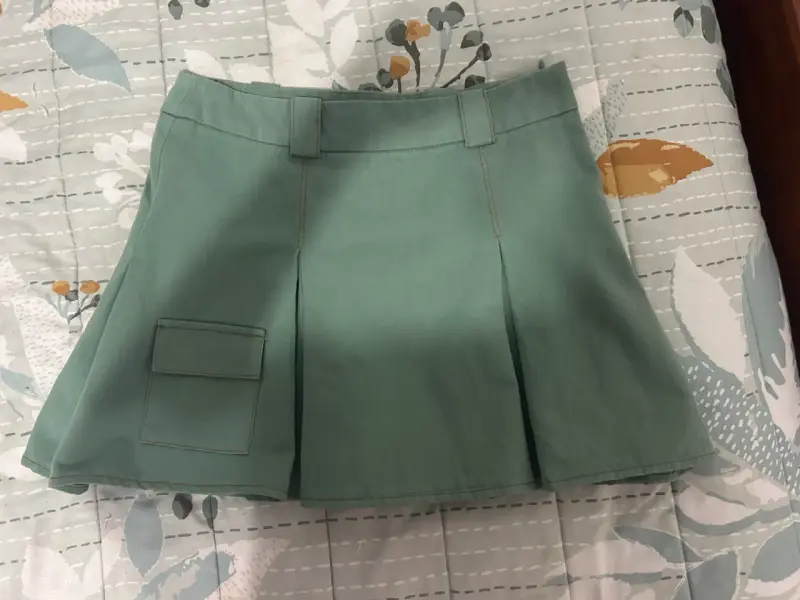 Falda verde con bolsillo estilo cargo talla xs - 1