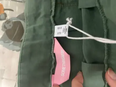 Falda verde con bolsillo estilo cargo talla xs - miniatura 4