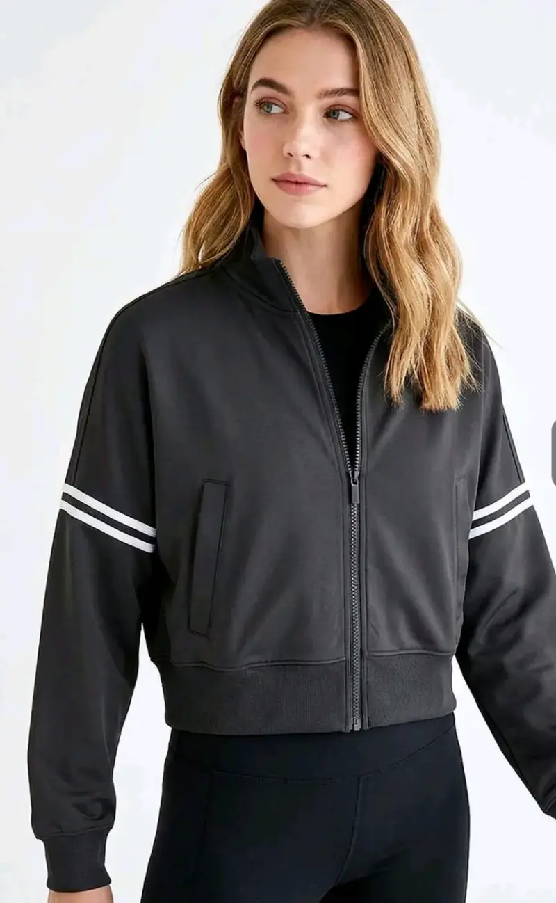 Chaqueta deportiva negra con cierre y rayas - 1