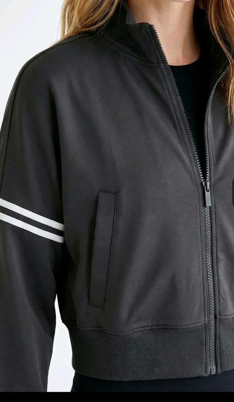 Chaqueta deportiva negra con cierre y rayas - 2