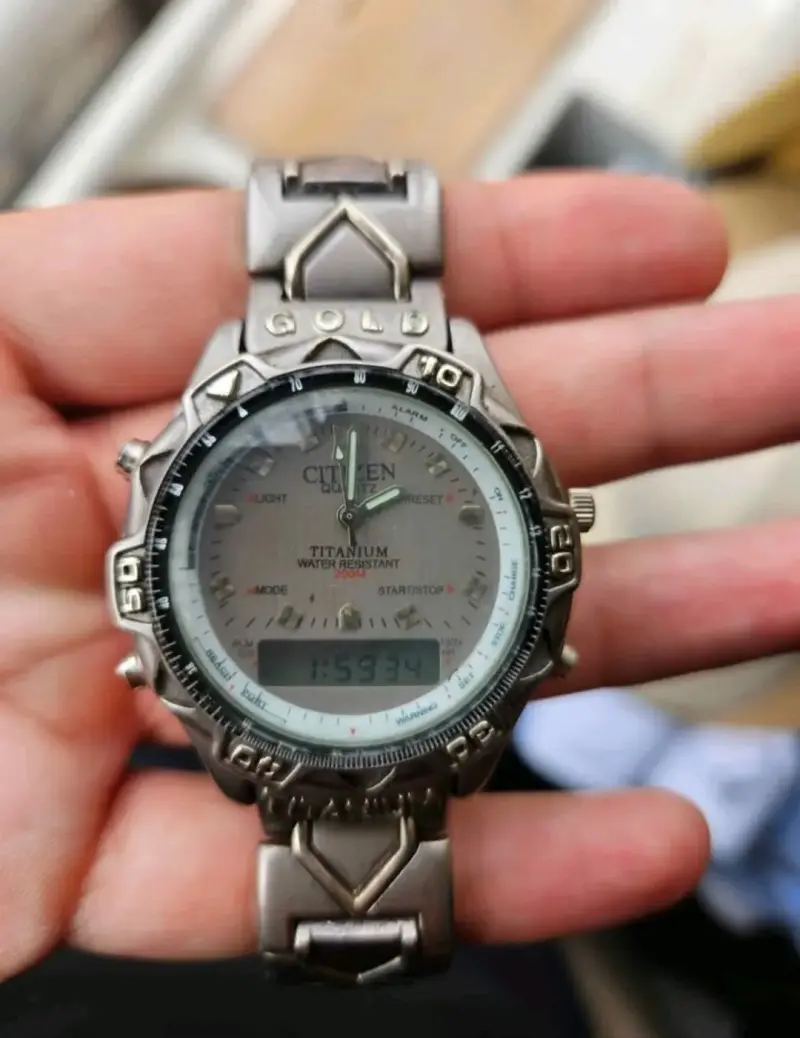 Reloj Citizen Quartz de Titanio Resistente al Agua