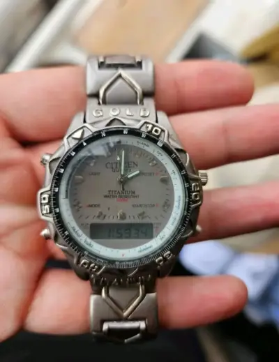 Reloj Citizen Quartz de Titanio Resistente al Agua - miniatura 1