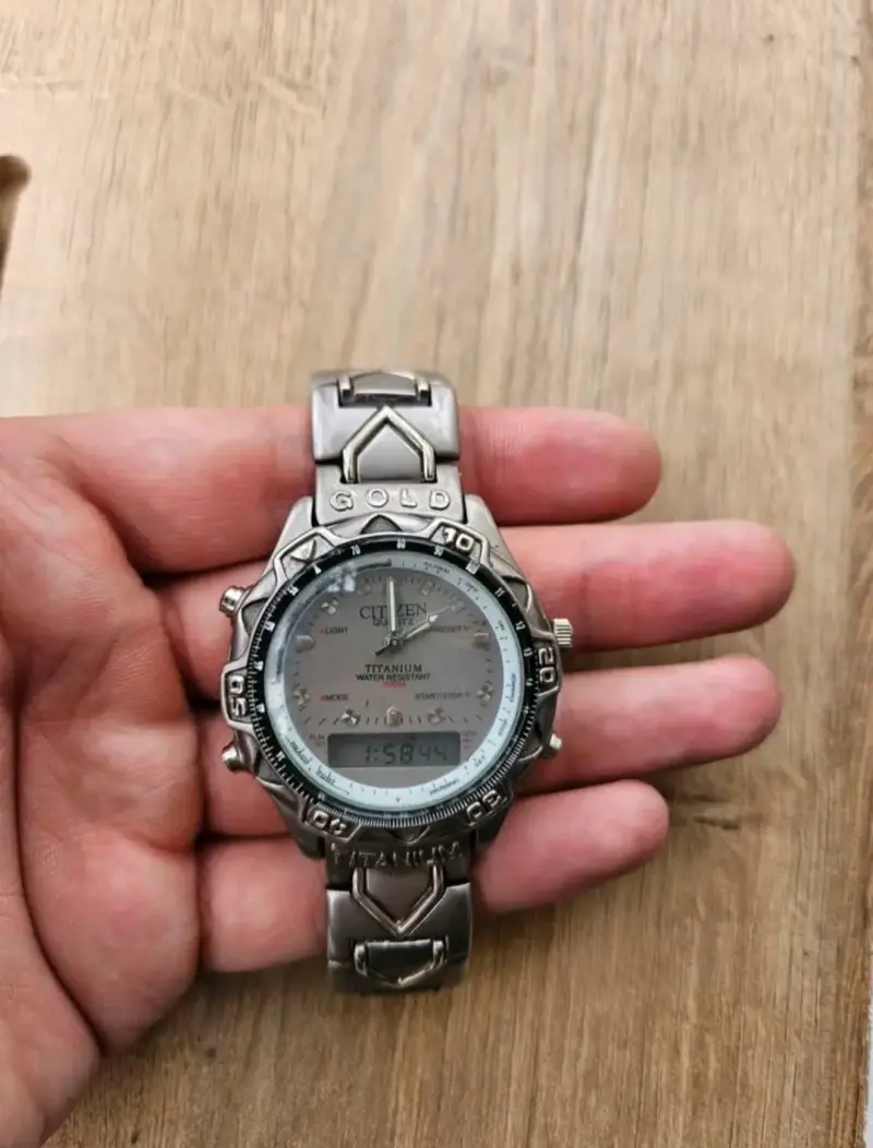 Reloj Citizen Quartz de Titanio Resistente al Agua - 2
