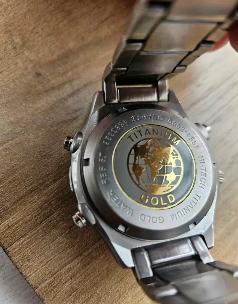 Reloj Citizen Quartz de Titanio Resistente al Agua - 3