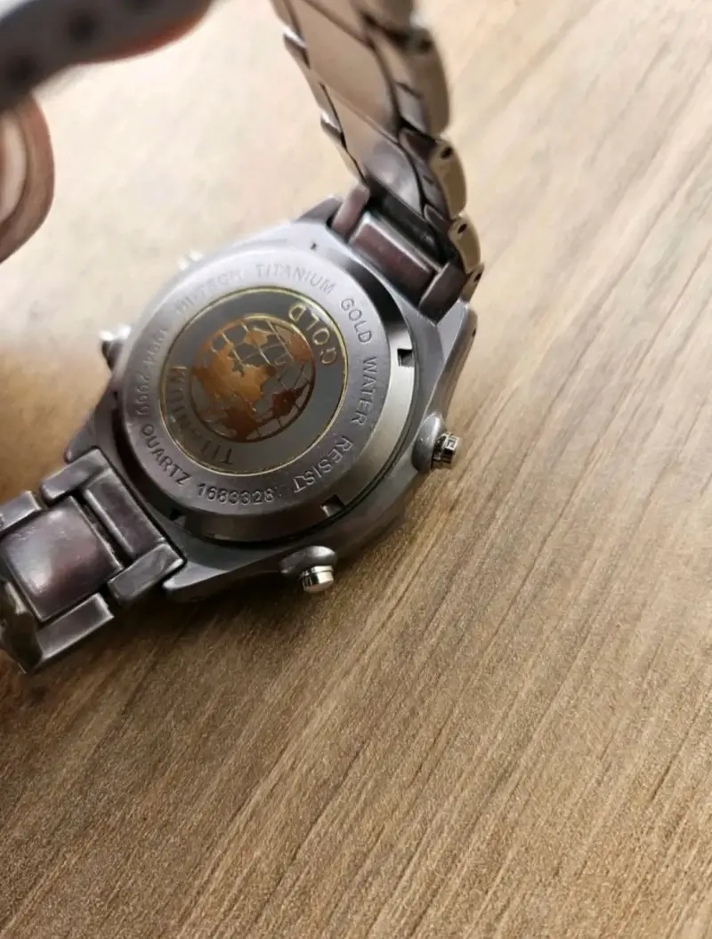 Reloj Citizen Quartz de Titanio Resistente al Agua - 4