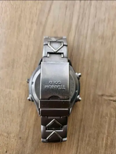 Reloj Citizen Quartz de Titanio Resistente al Agua - miniatura 5