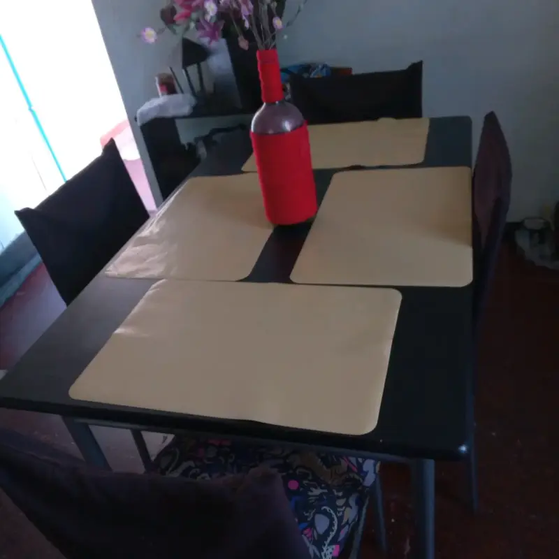 Juego de comedor con sillas y mantel decorativo - 1
