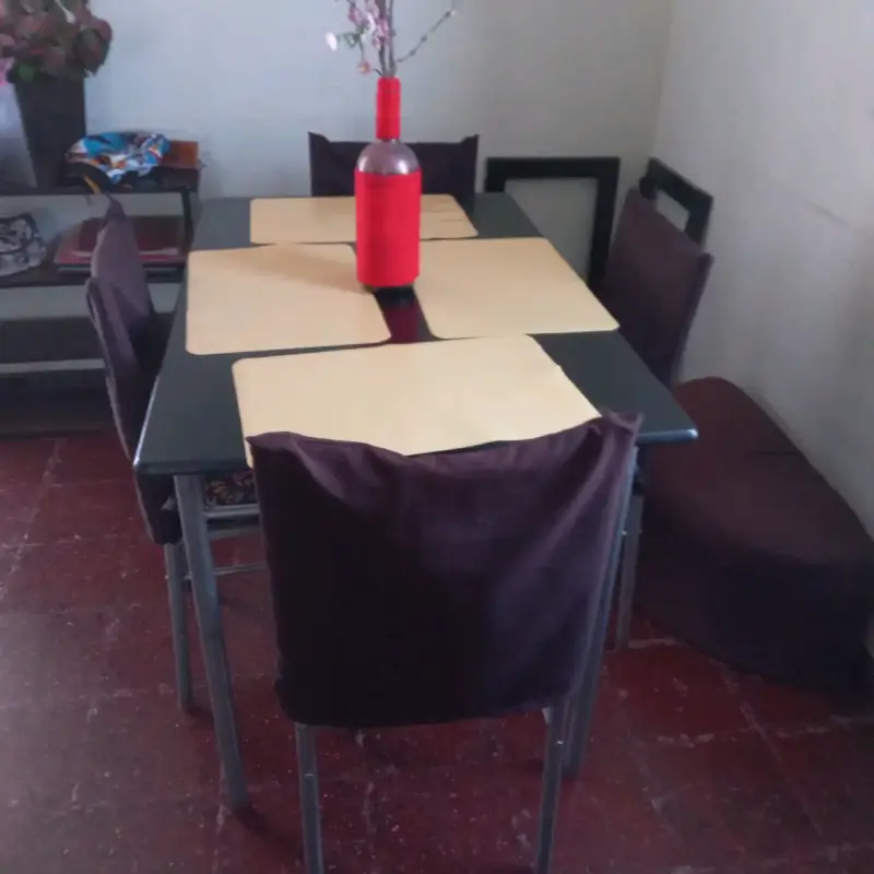 Juego de comedor con sillas y mantel decorativo - 2